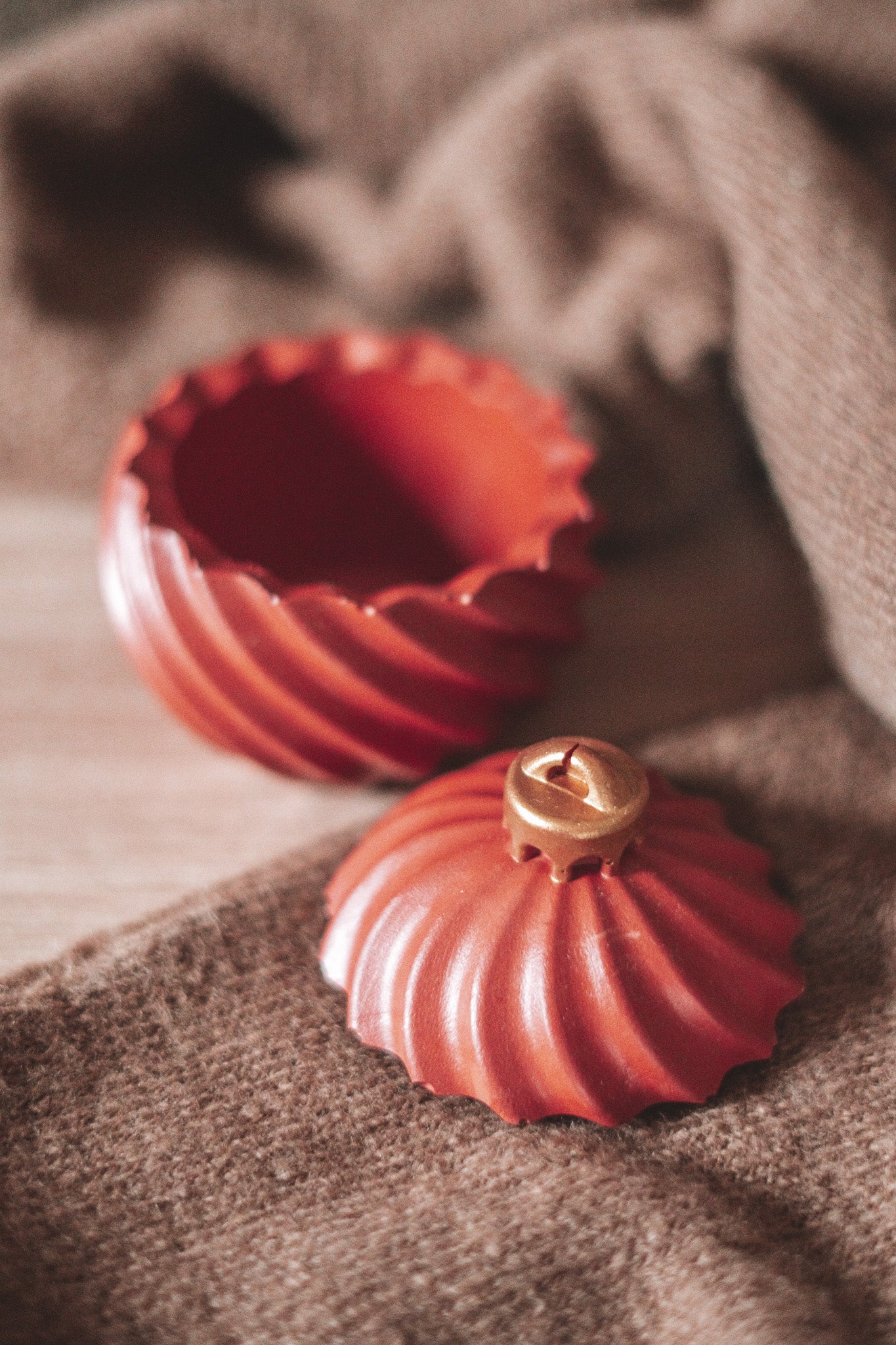 BOLA EM ESPIRAL DE NATAL VERMELHA COM DOURADO