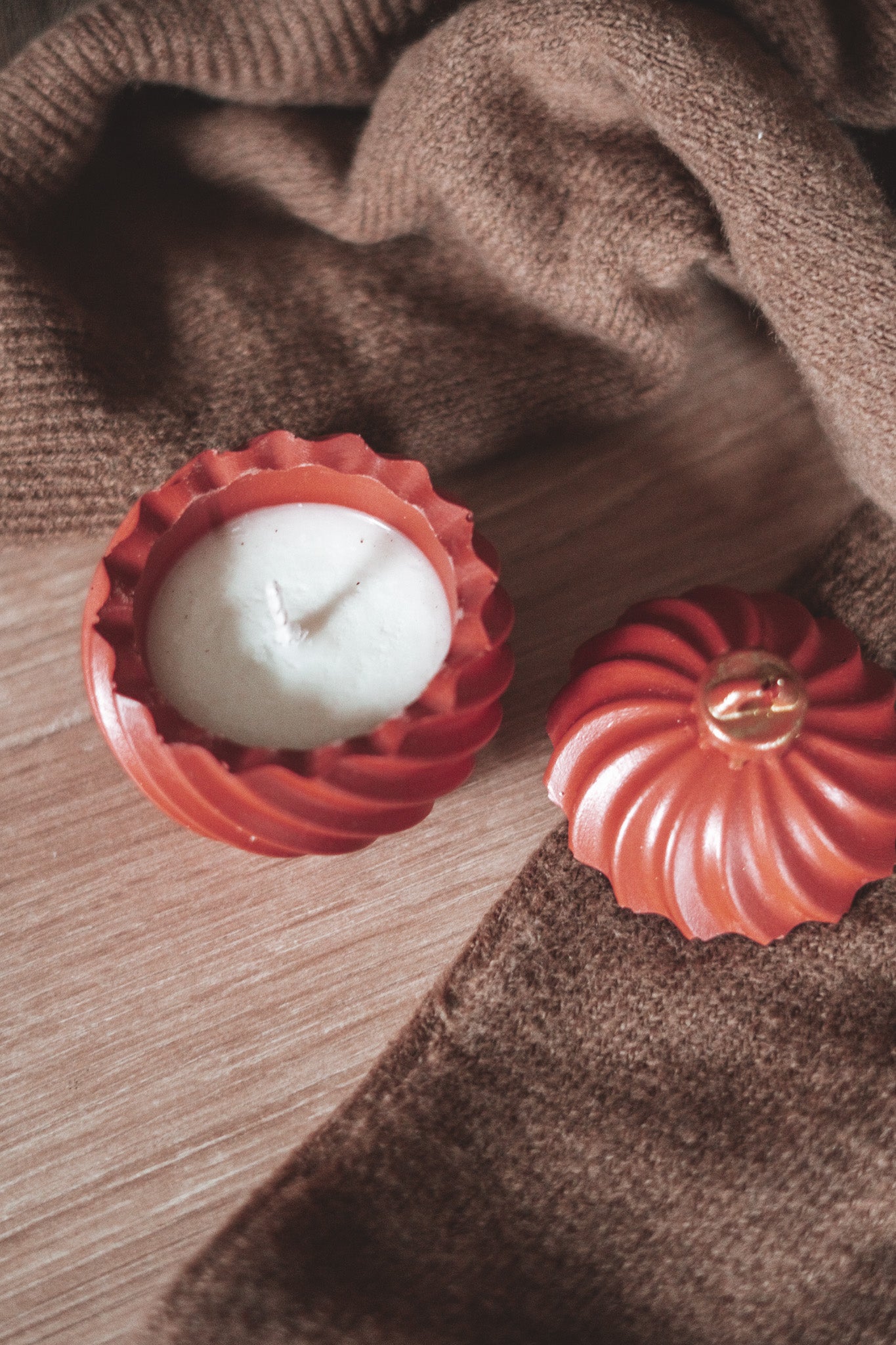 VELA EM BOLA DE NATAL ESPIRAL VERMELHA COM DETALHE DOURADO