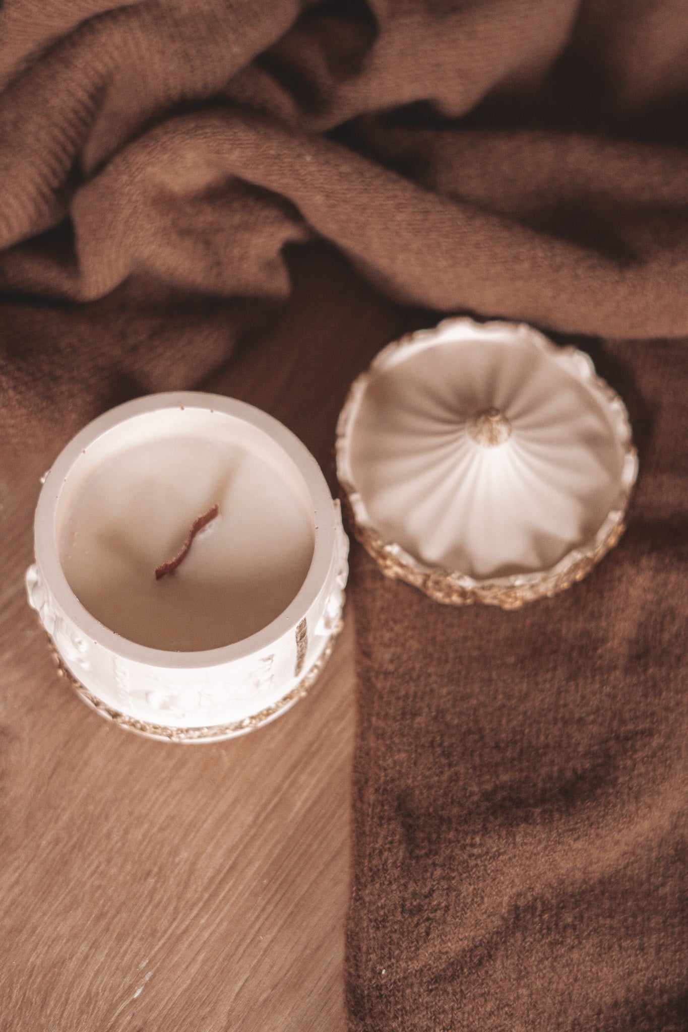 CARROSSEL LARGO BEGE COM DETALHE DOURADO - COZY HOLIDAYS