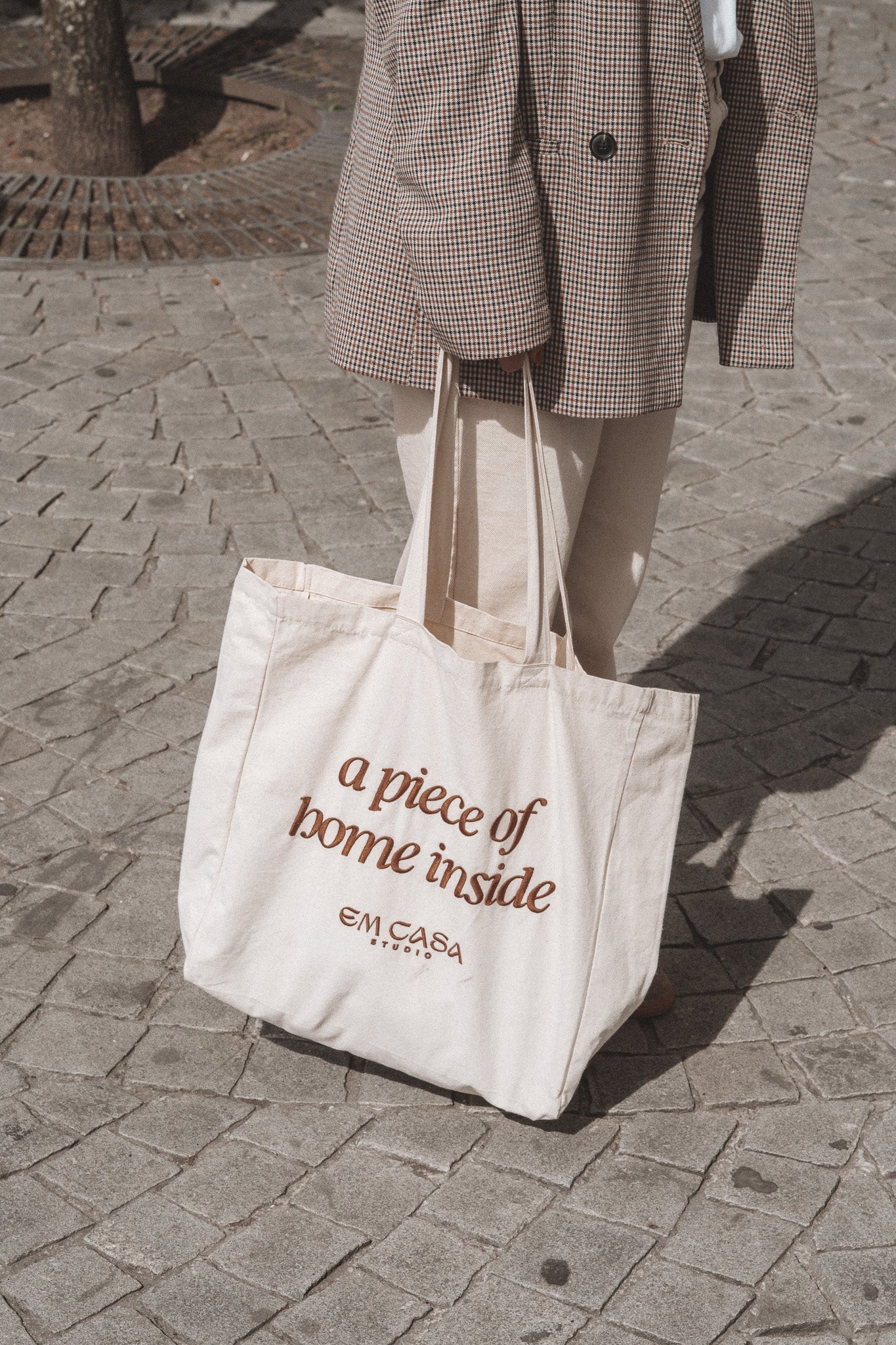 EM CASA STUDIO TOTE BAG