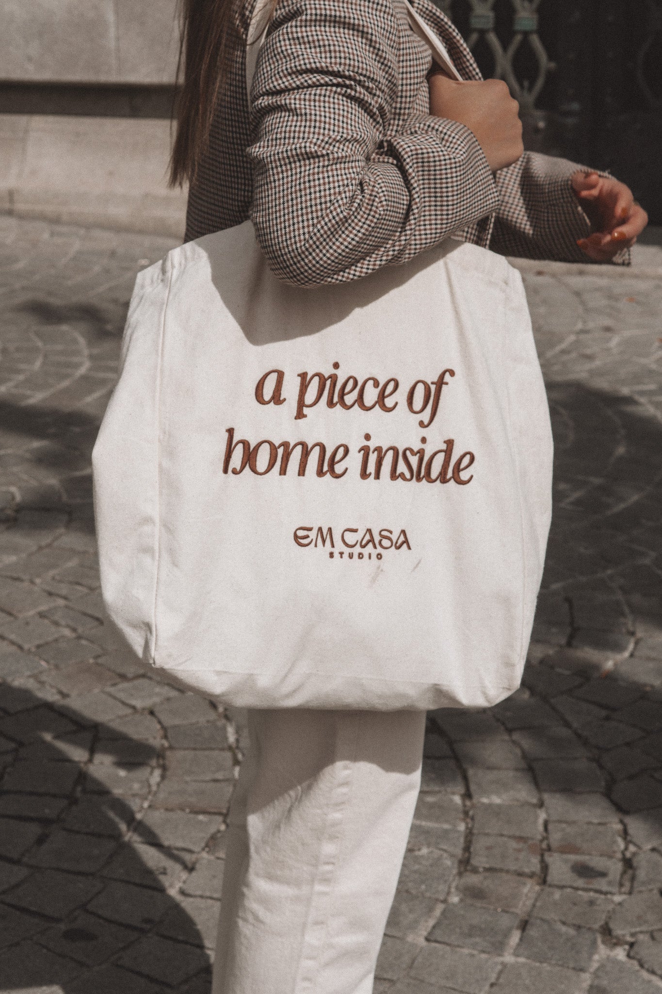 EM CASA STUDIO TOTE BAG