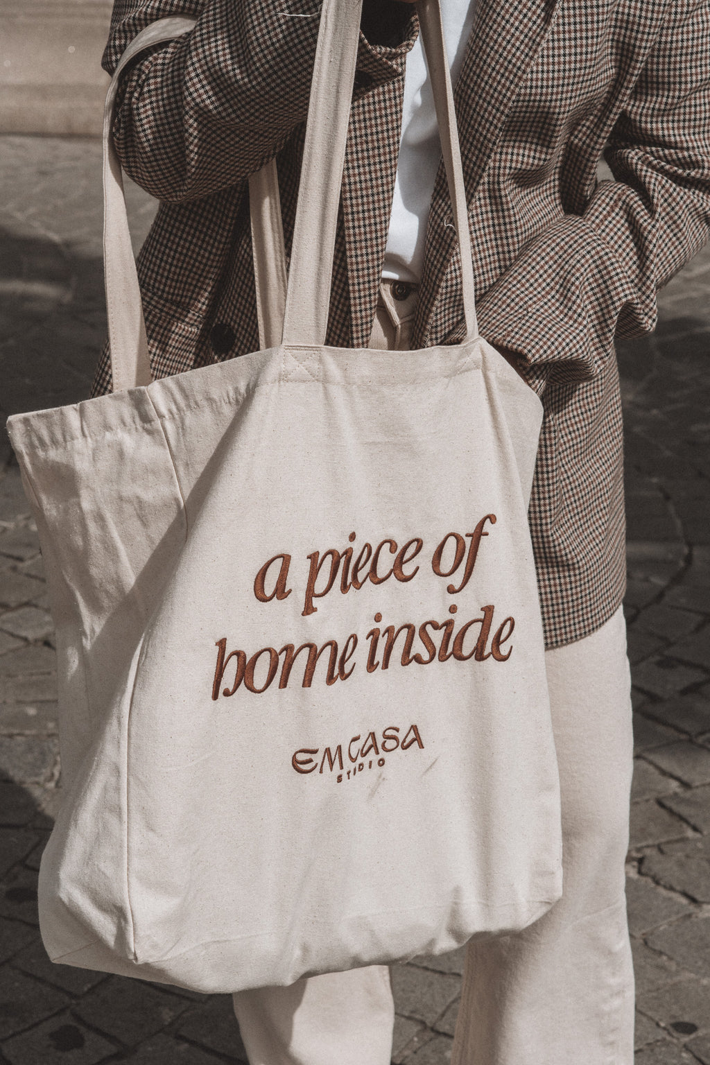 EM CASA STUDIO TOTE BAG
