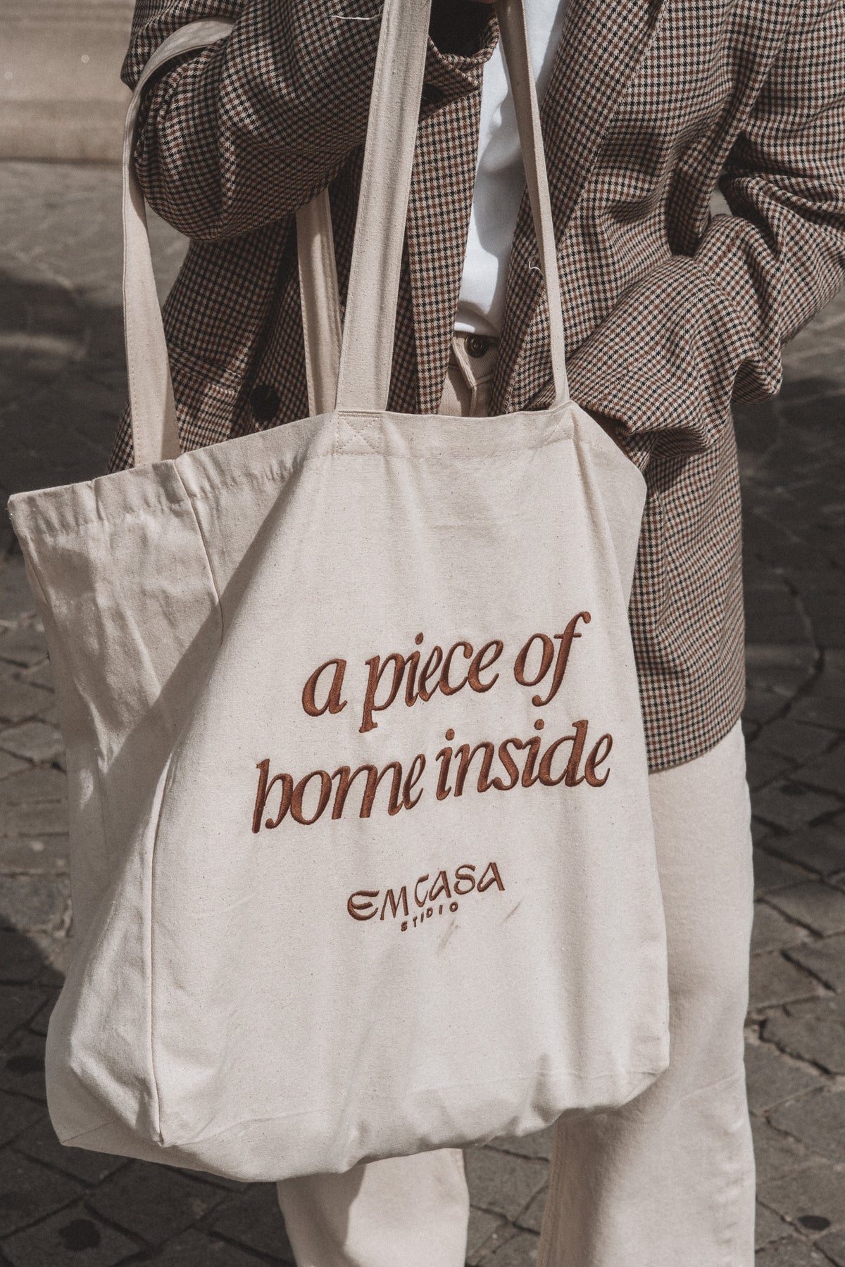 EM CASA STUDIO TOTE BAG