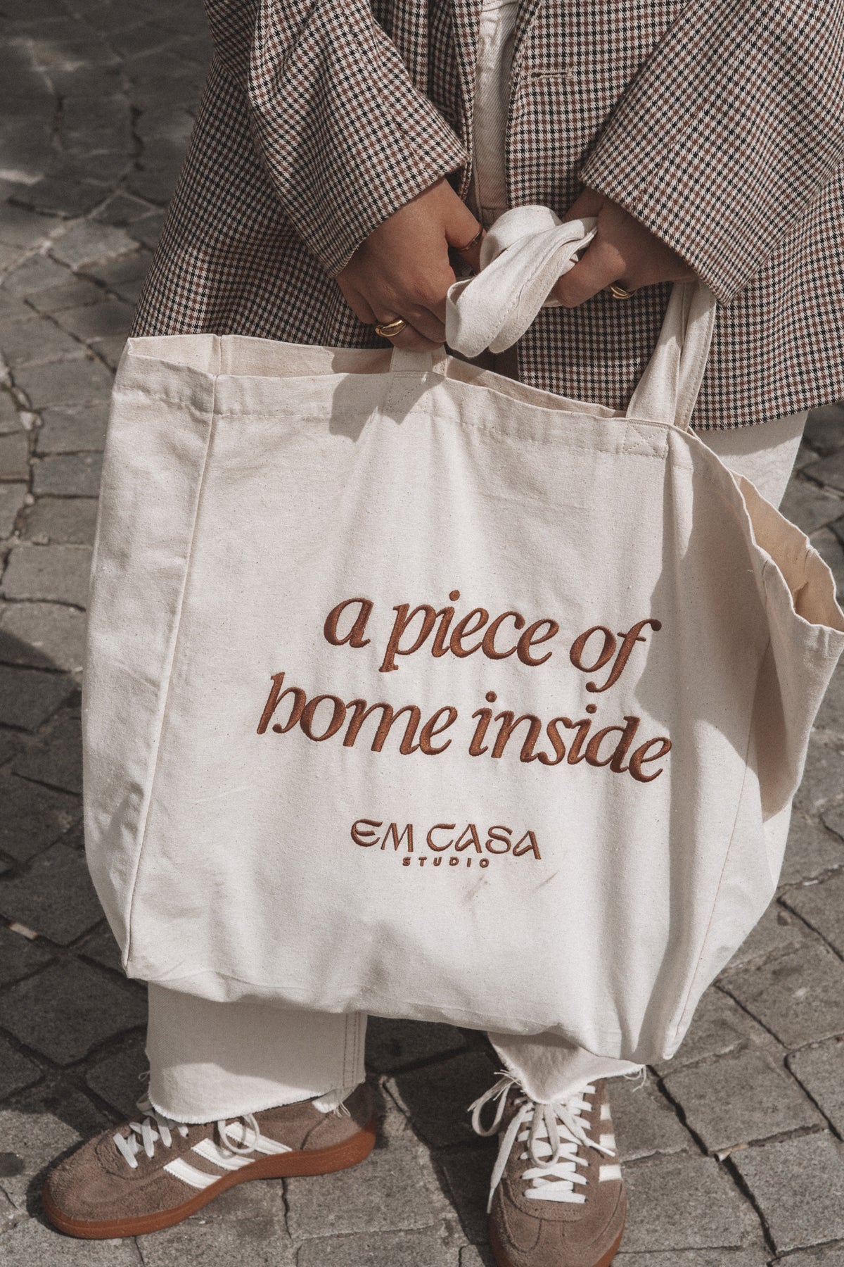 EM CASA STUDIO TOTE BAG