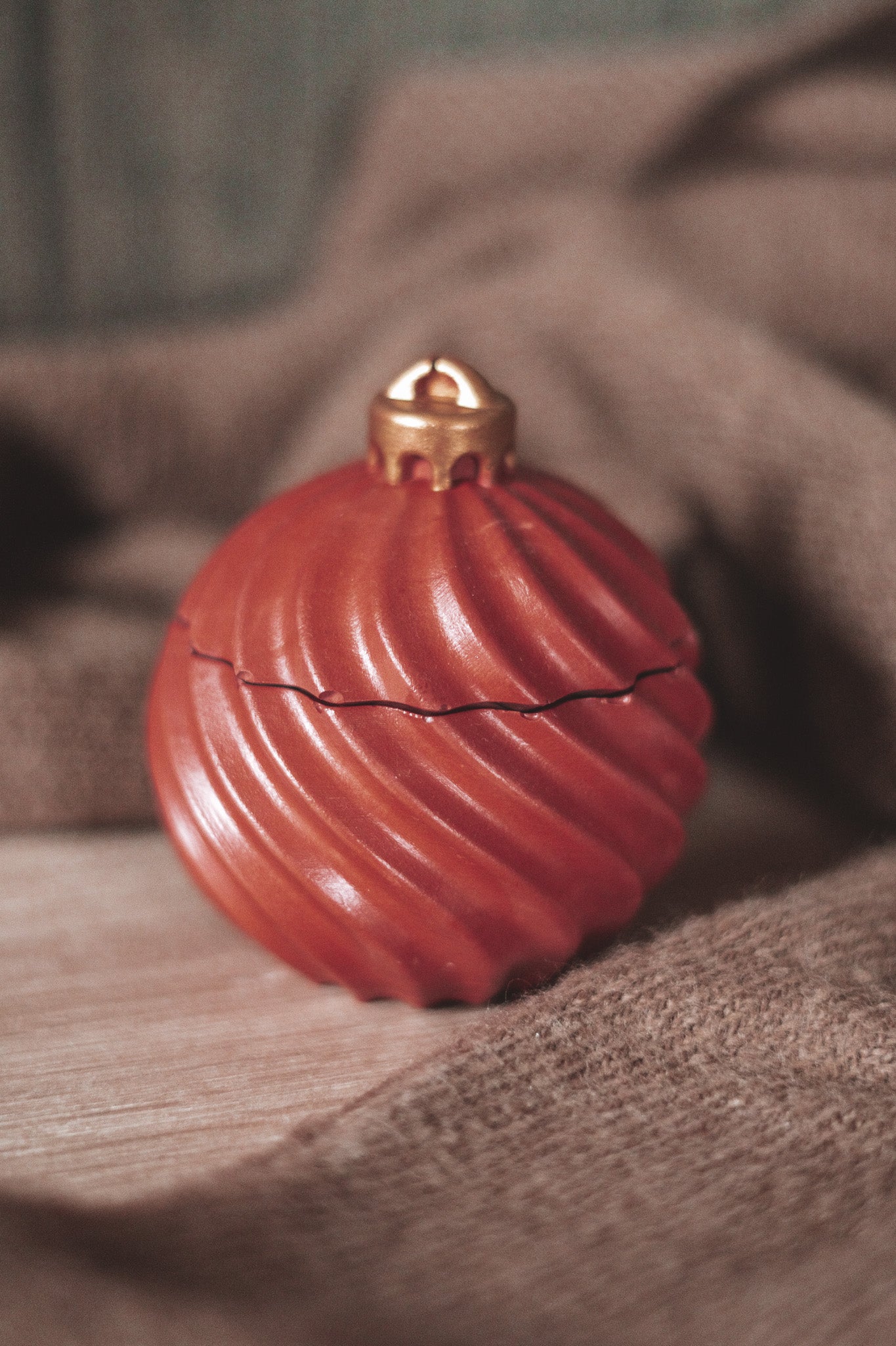 VELA EM BOLA DE NATAL ESPIRAL VERMELHA COM DETALHE DOURADO