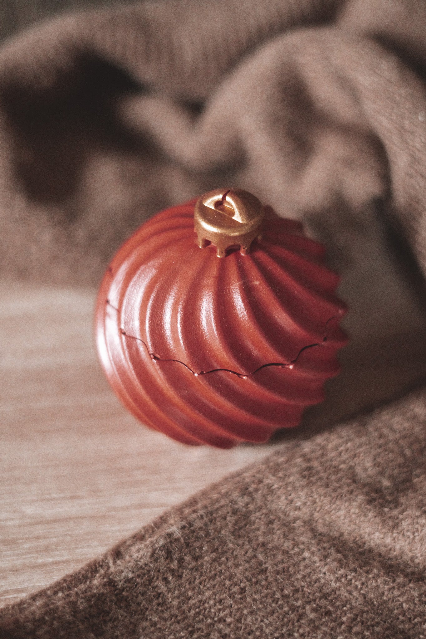 BOLA EM ESPIRAL DE NATAL VERMELHA COM DOURADO