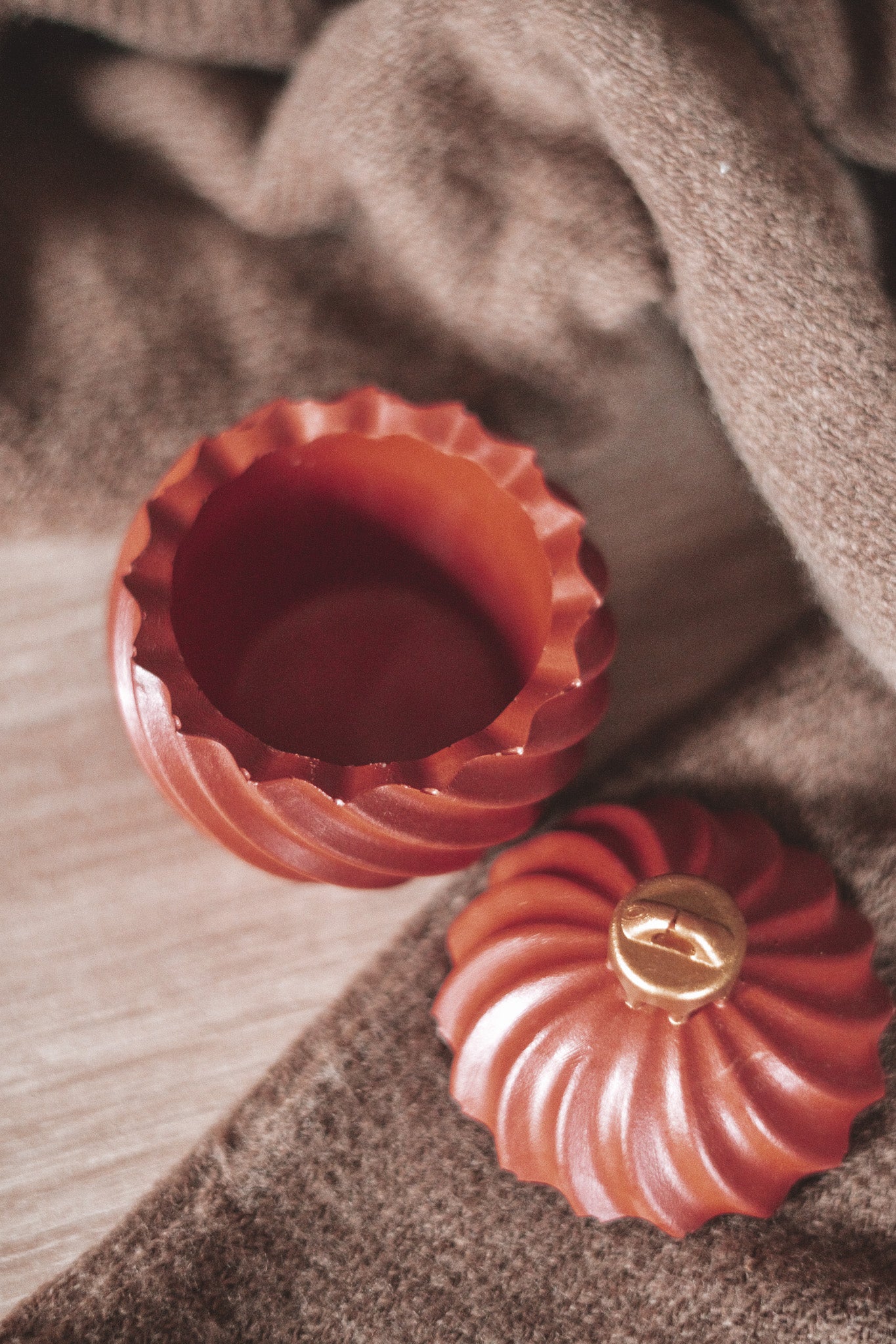 BOLA EM ESPIRAL DE NATAL VERMELHA COM DOURADO