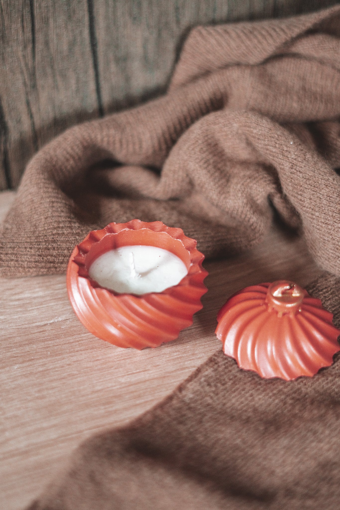 VELA EM BOLA DE NATAL ESPIRAL VERMELHA COM DETALHE DOURADO