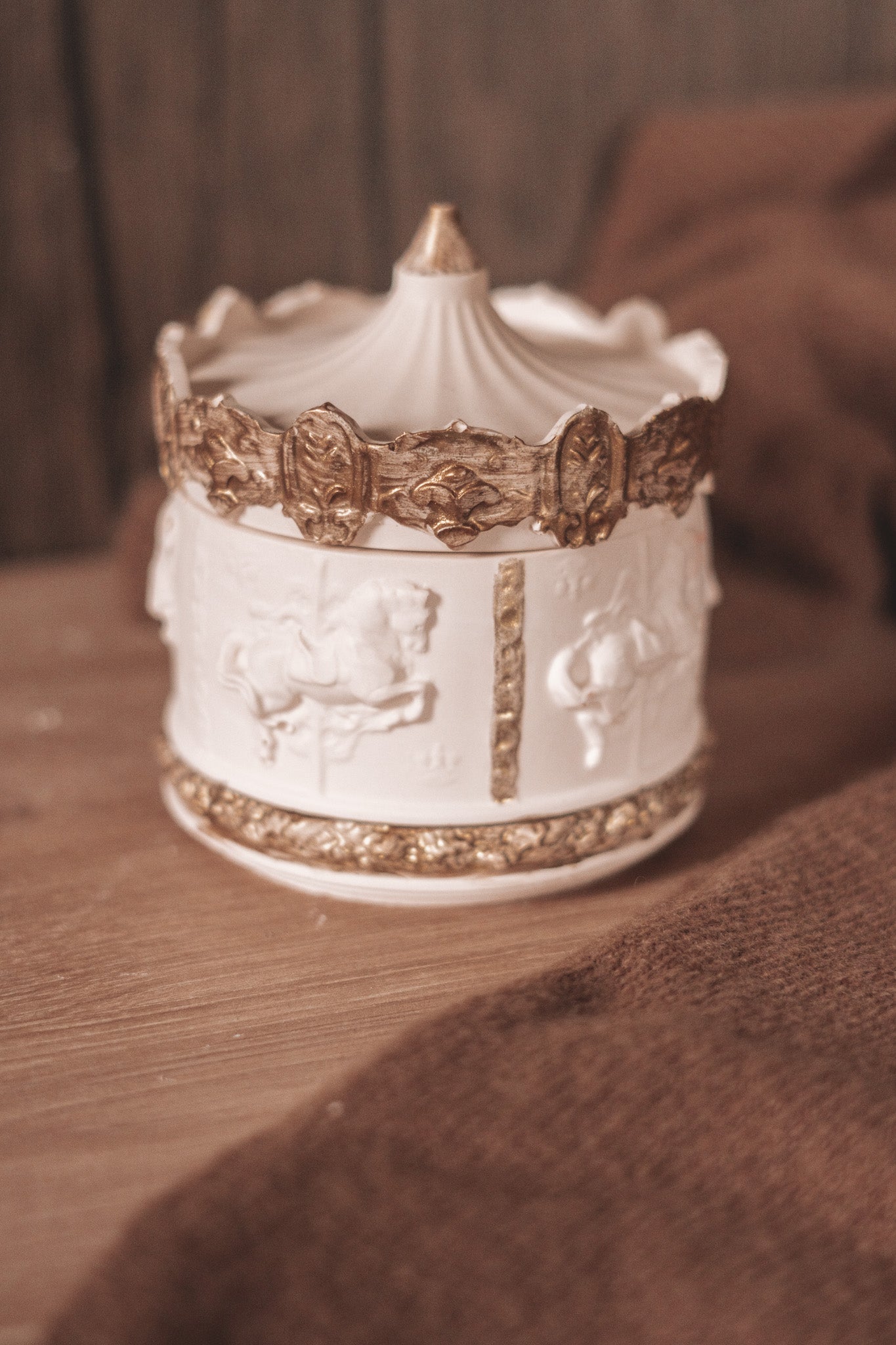 CARROSSEL LARGO BEGE COM DETALHE DOURADO - COZY HOLIDAYS