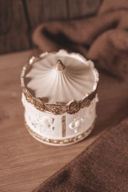 CARROSSEL LARGO BEGE COM DETALHE DOURADO - COZY HOLIDAYS