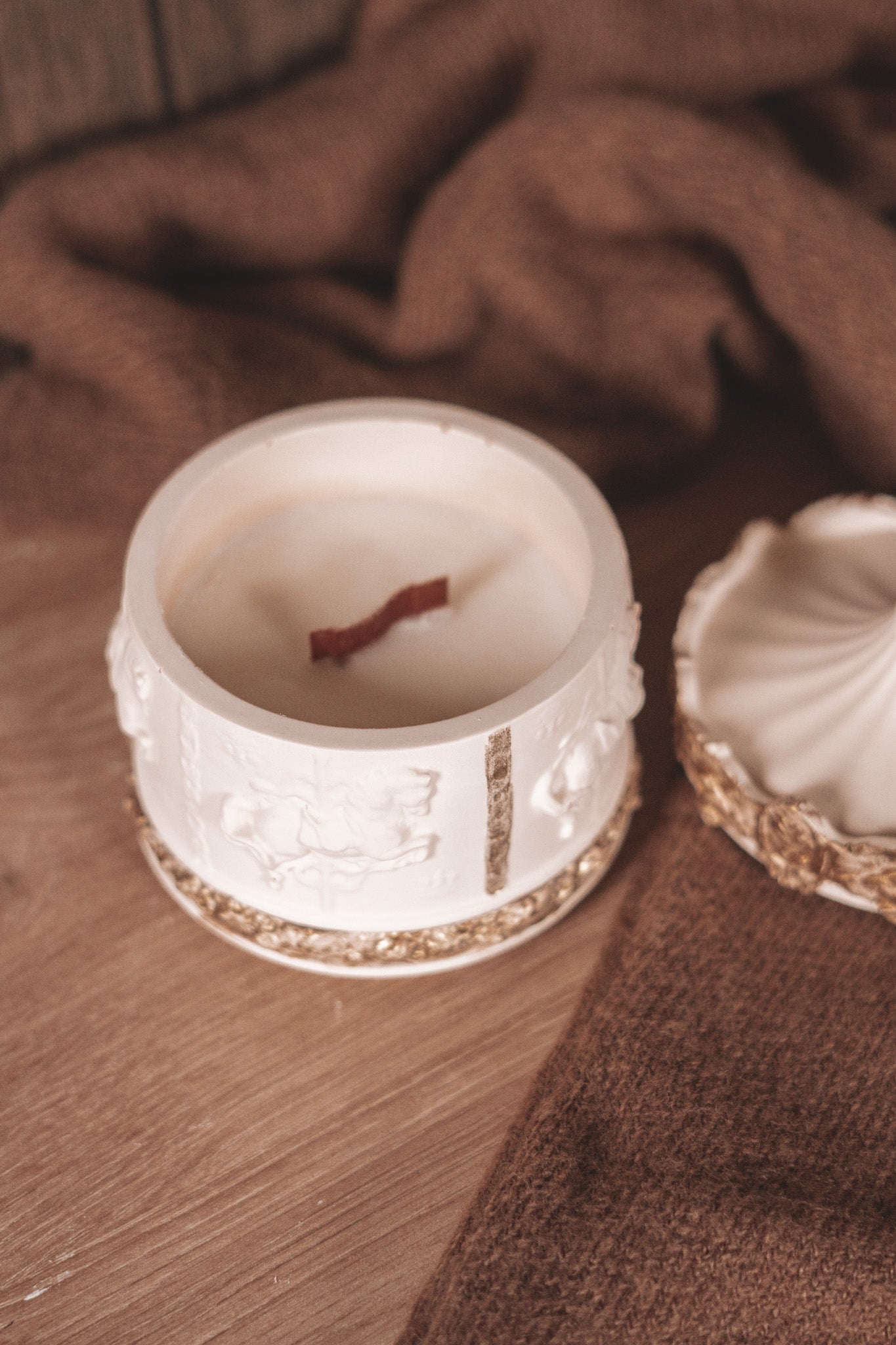 CARROSSEL LARGO BEGE COM DETALHE DOURADO - COZY HOLIDAYS