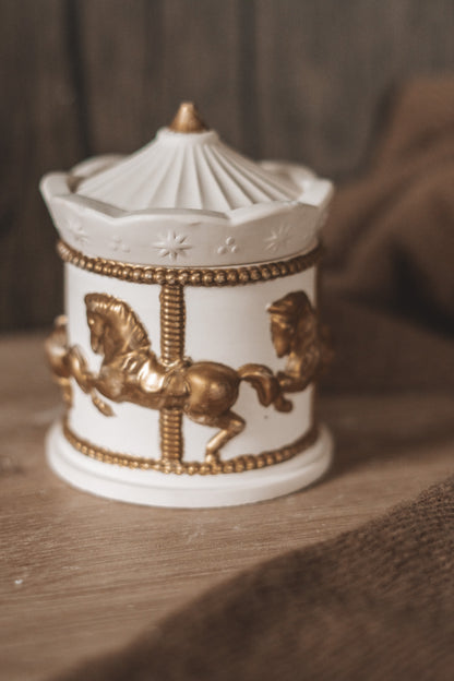 CARROSSEL BEGE COM VELA COZY HOLIDAYS