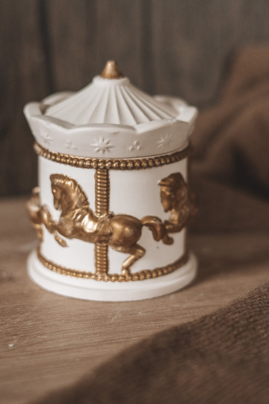 CARROSSEL BEGE COM VELA COZY HOLIDAYS