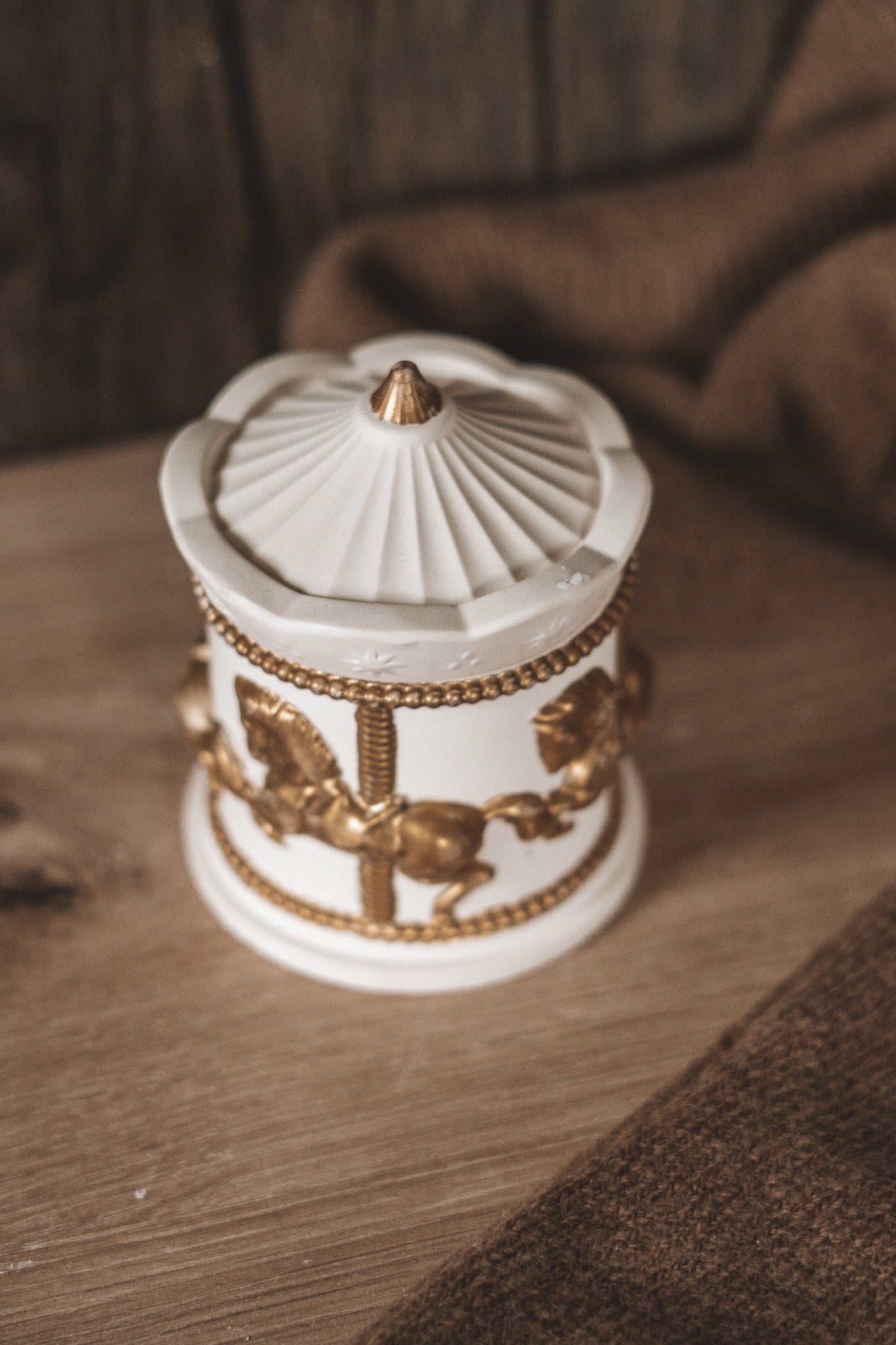 CARROSSEL BEGE COM VELA COZY HOLIDAYS