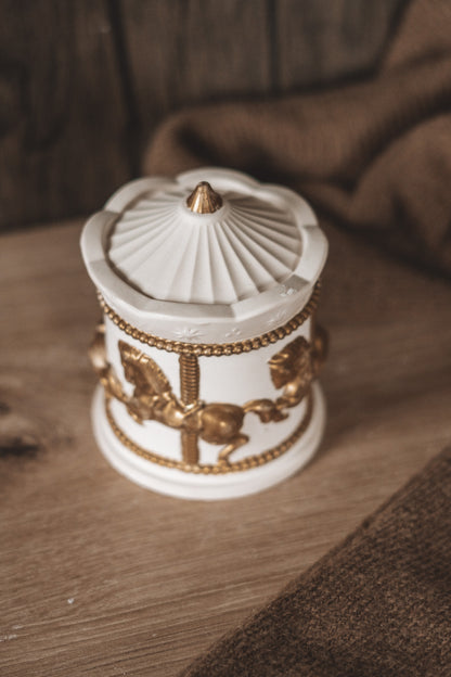 CARROSSEL BEGE COM VELA COZY HOLIDAYS