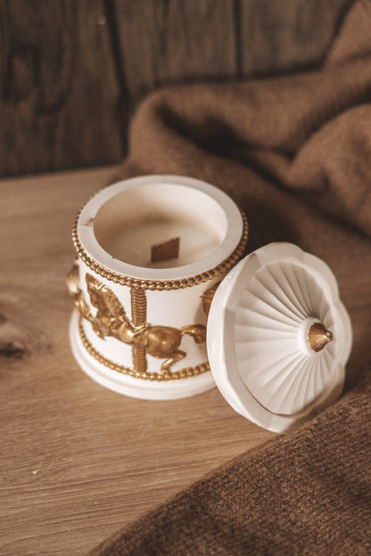 CARROSSEL BEGE COM VELA COZY HOLIDAYS