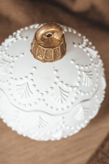 VELA EM BOLA DE NATAL GRANDE COM DOURADO