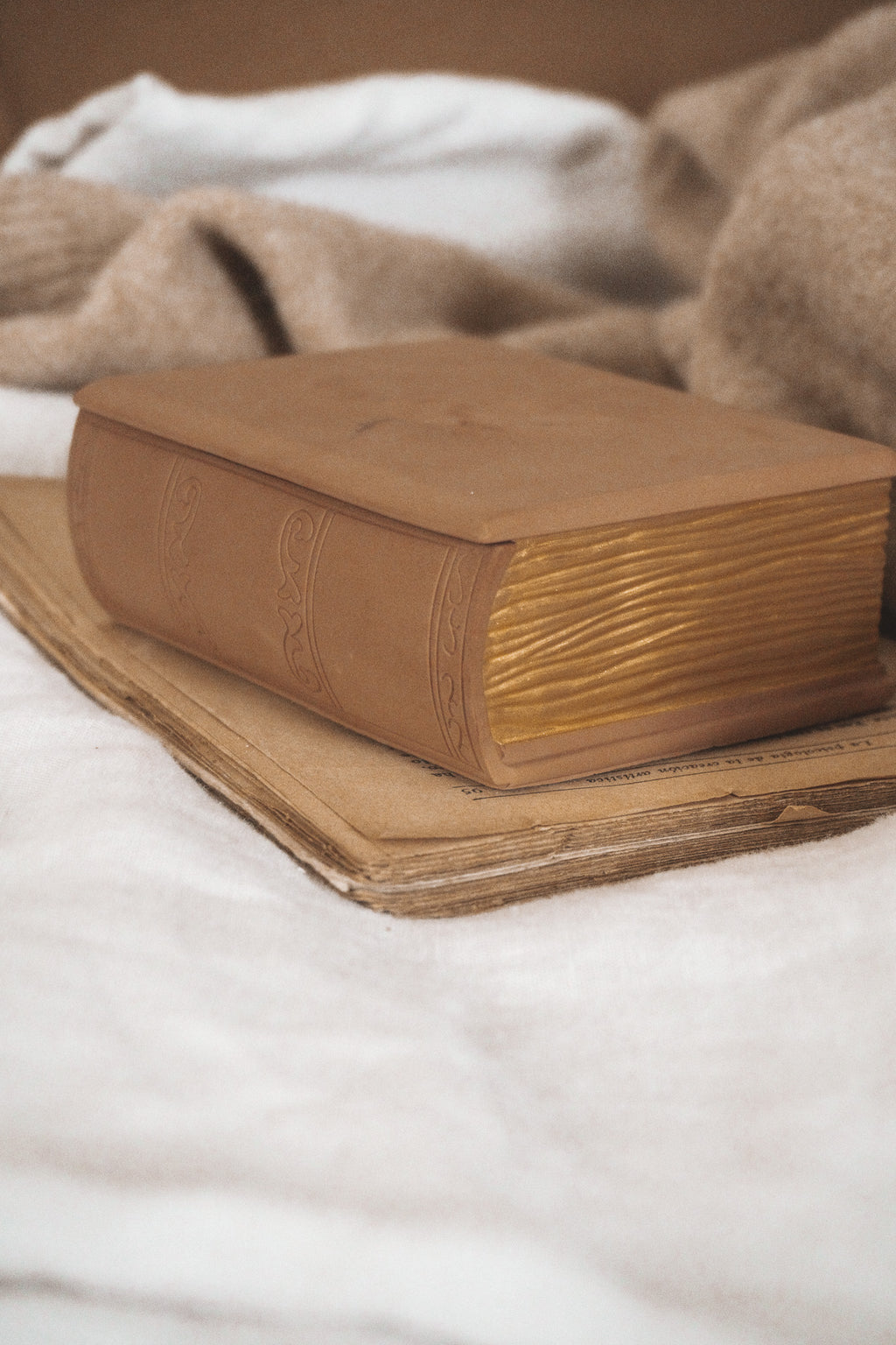 BOOK CERAMIC