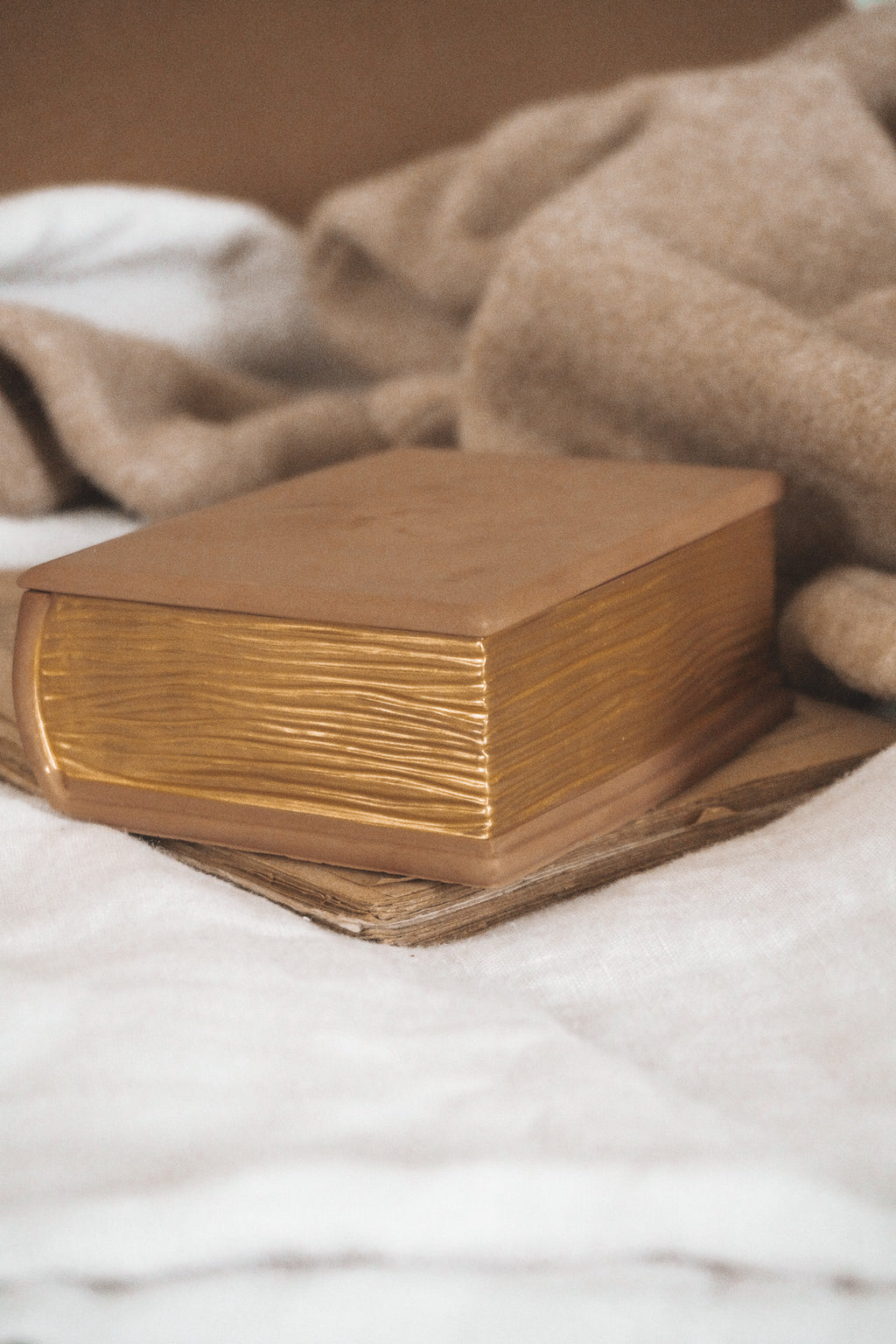 BOOK CERAMIC