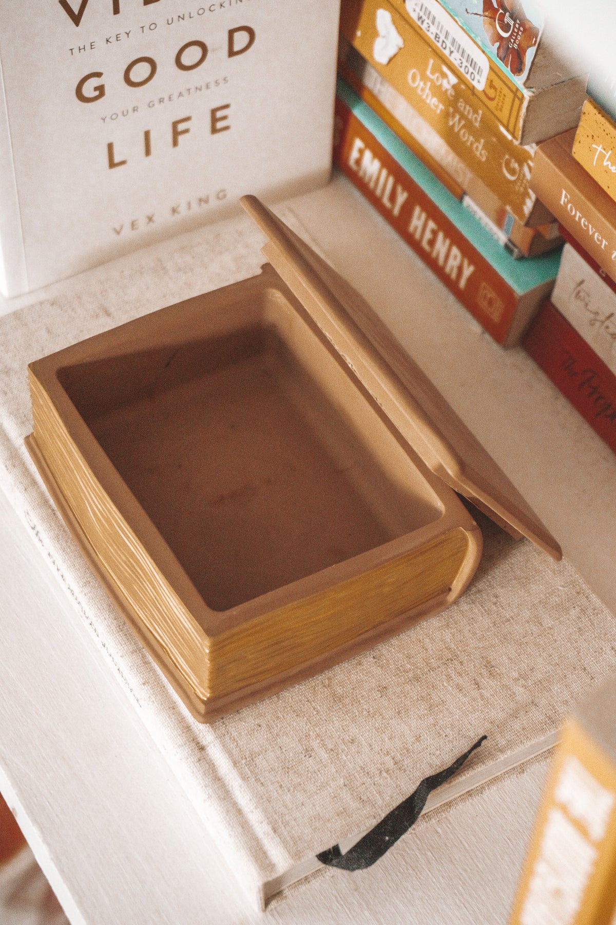 BOOK CERAMIC