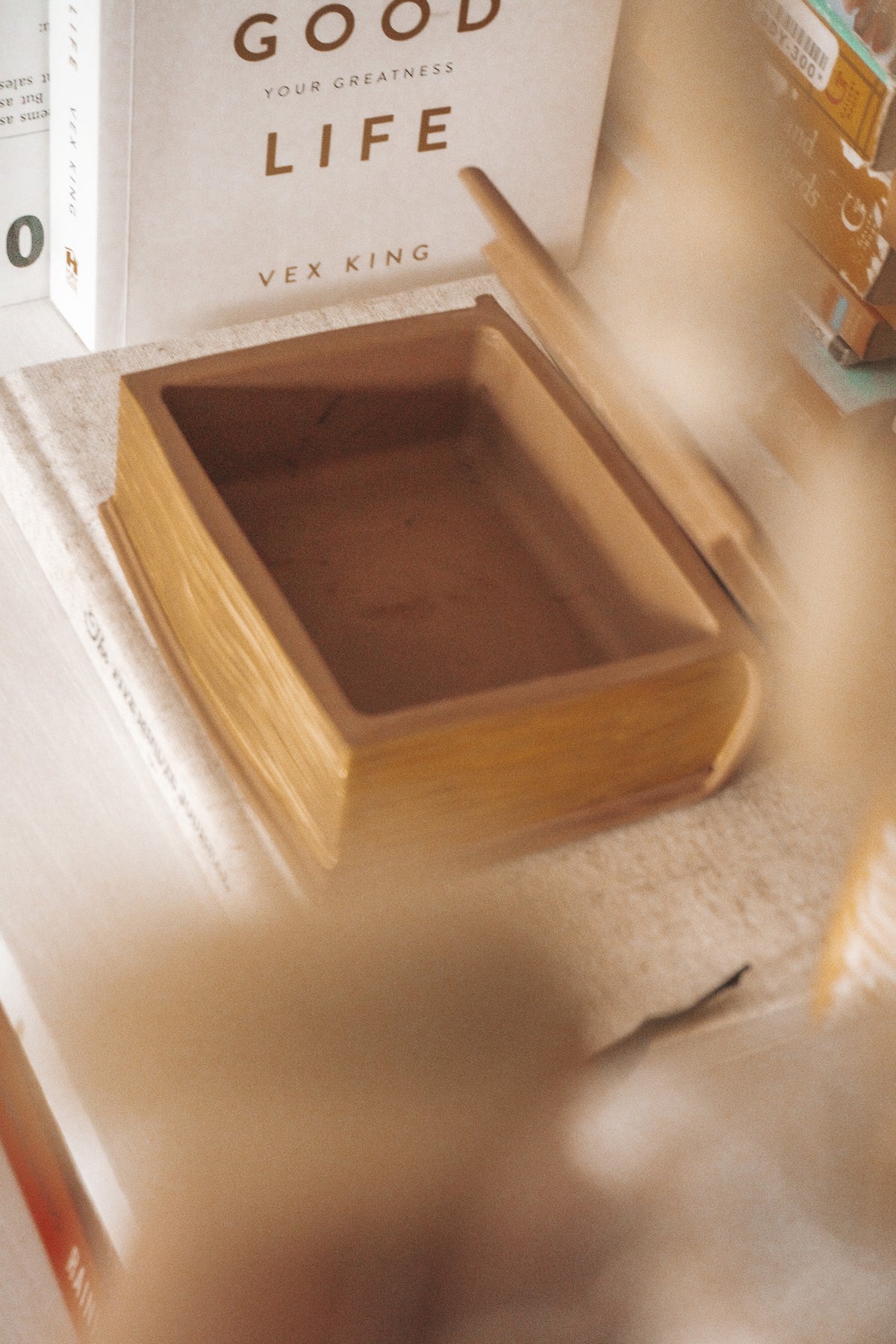 BOOK CERAMIC