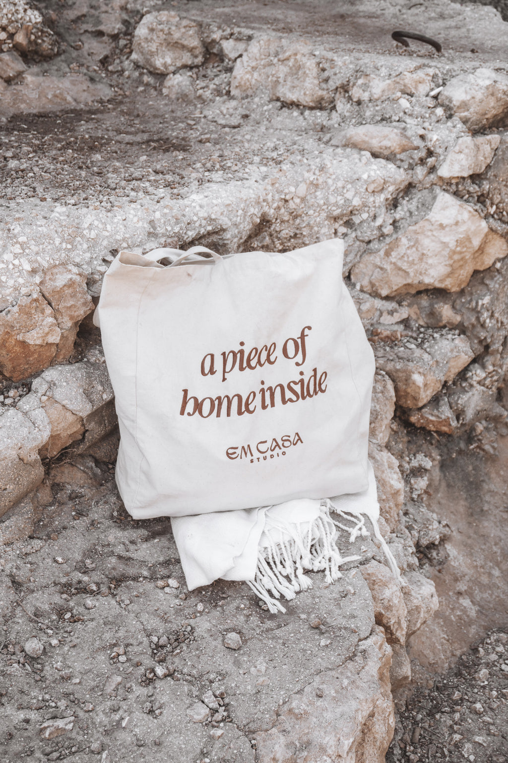 EM CASA STUDIO TOTE BAG